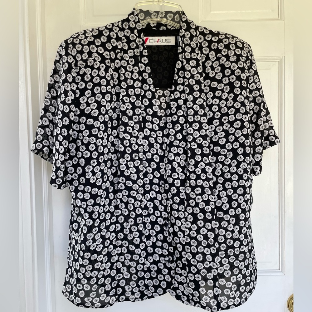 Sweet black and white daisy shirt with pleats by Chaus size 16
